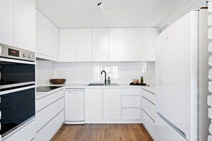 Microwave, oven, stovetop, dishwasher - The Espy Escape, Middleton. Beach front, Family Friendly (Middleton)