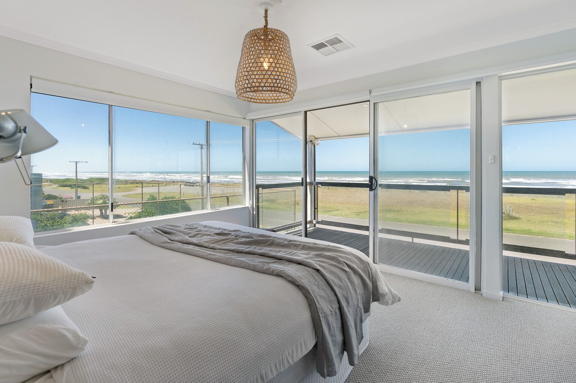 4 habitaciones, tabla de planchar con plancha, wifi y ropa de cama 