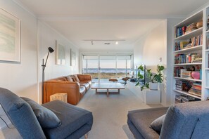 TV - The Espy Escape, Middleton. Beach front, Family Friendly (Middleton)