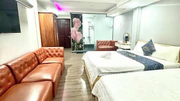 Kahden hengen superior-huone (yksi tai kaksi sänkyä) | Yksilöllisesti sisustettu, yksilöllisesti kalustettu, työpöytä