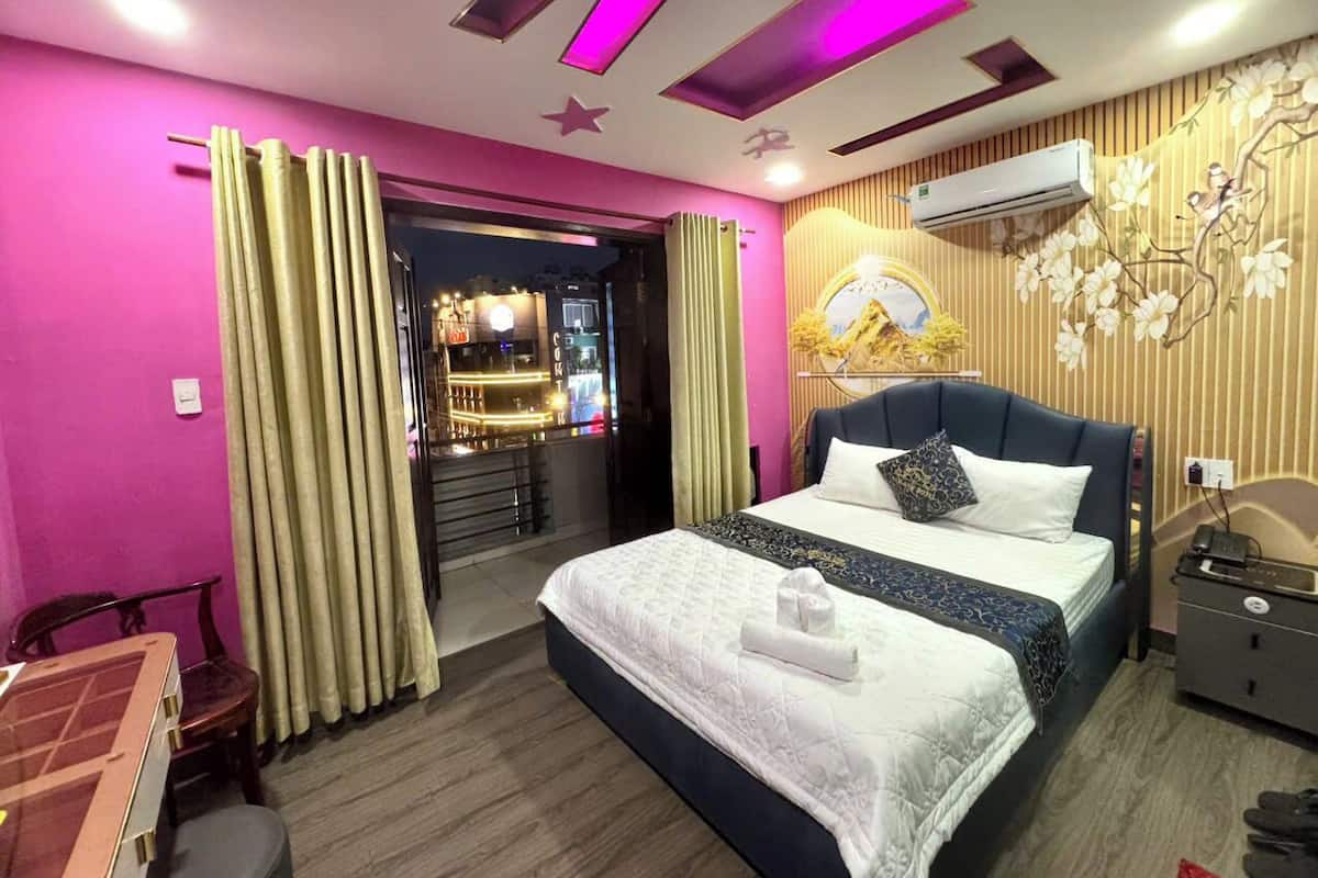 Yhden hengen huone | Yksilöllisesti sisustettu, yksilöllisesti kalustettu, työpöytä