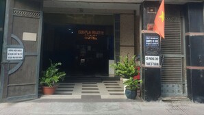 Entrada de un hotel con un cartel que dice 'HOTEL COUPLE IN LOVE'.