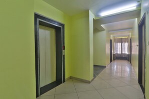 Lobby - Hotel Janki International (Varanasi)