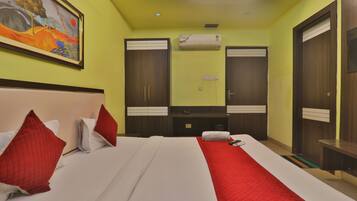 Escritorio, espacio para trabajar con laptop y wifi gratis