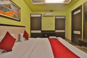 Deluxe Room | Desk, laptop workspace, free WiFi - Hotel Janki International (Varanasi)