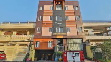 Fachada de la propiedad por la tarde o noche