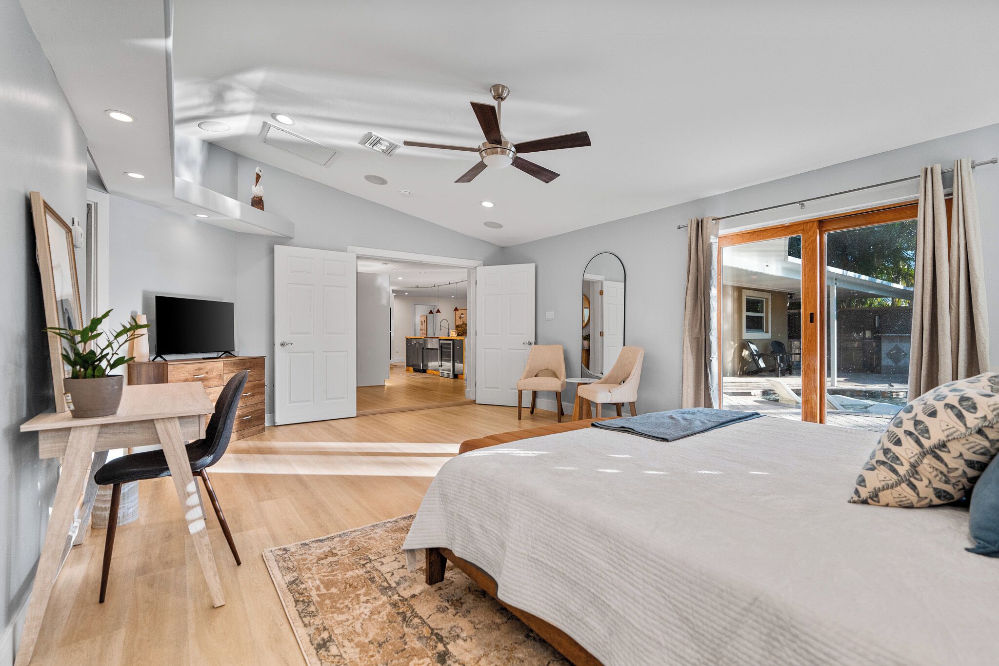 4 bedrooms, iron/ironing board, WiFi, bed sheets