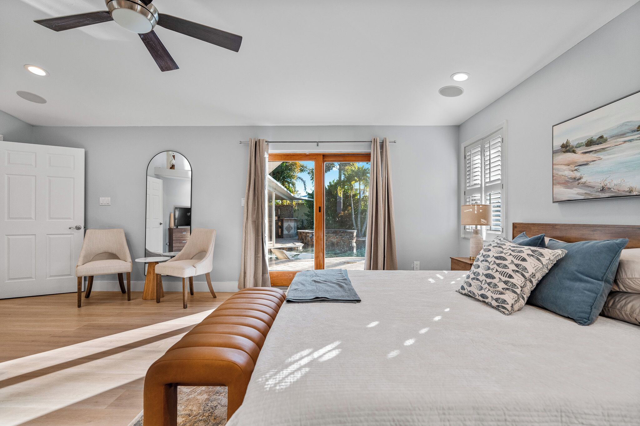 4 bedrooms, iron/ironing board, WiFi, bed sheets