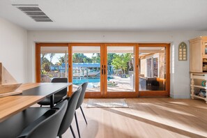 Dining - Waterfront Luxury: Pool, Dock, Hot Tub & Outdoor Kitchen (Fort Myers)