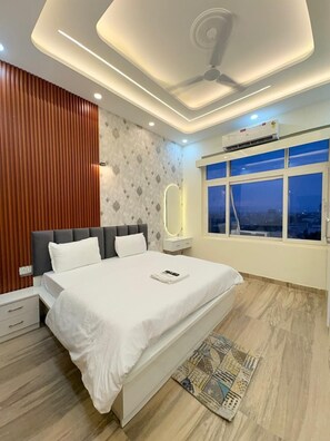 Habitación Premium, vista a la ciudad | Escritorio, espacio para trabajar con laptop y cortinas blackout 