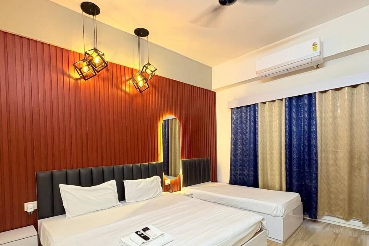 Habitación de lujo, vista a la ciudad | Escritorio, espacio para trabajar con laptop y cortinas blackout