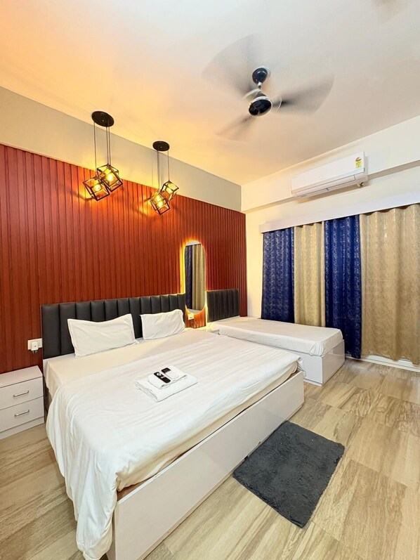 Habitación de lujo, vista a la ciudad | Escritorio, espacio para trabajar con laptop y cortinas blackout 