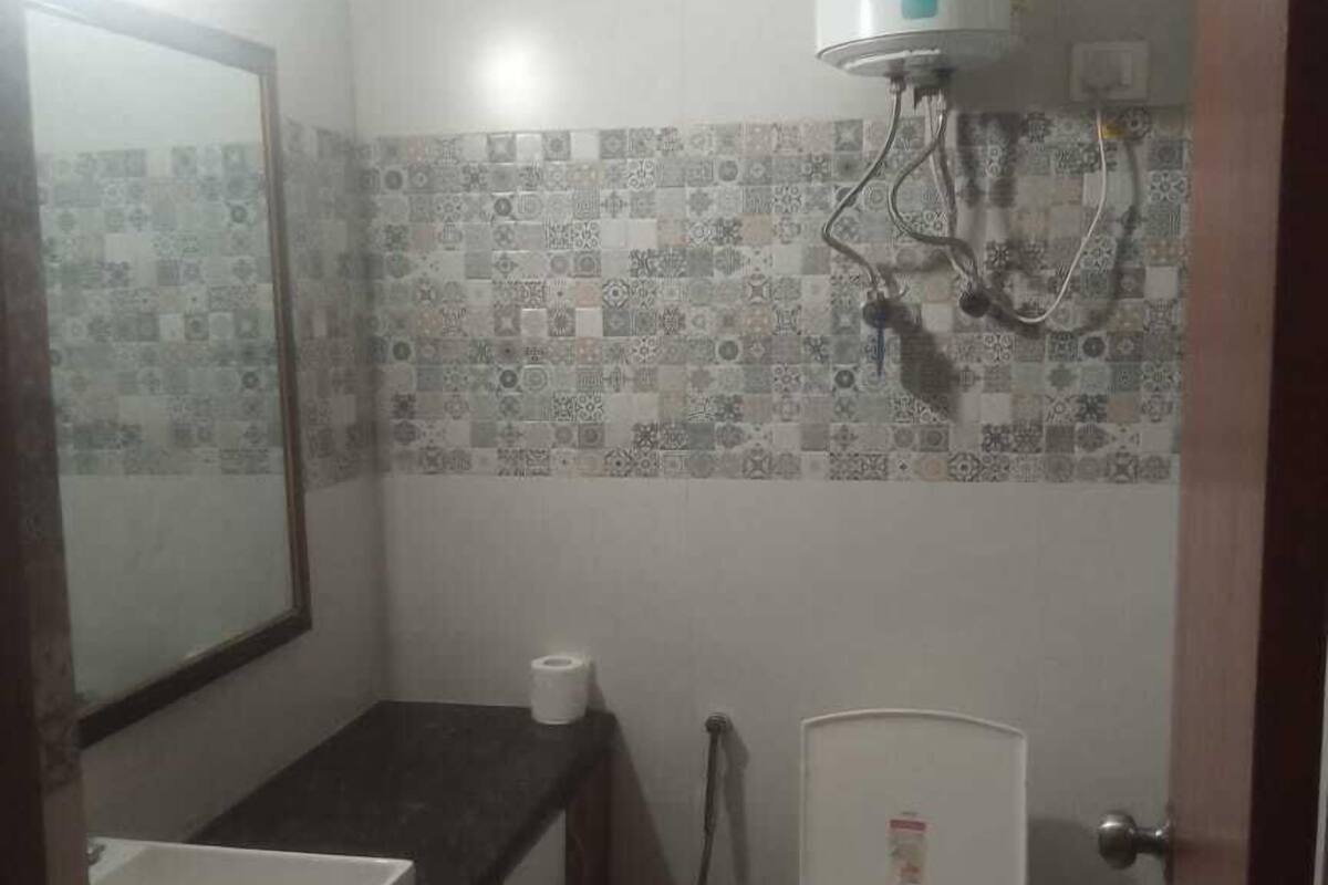 Habitación estándar | Baño | Regadera, pantuflas, toallas, jabón