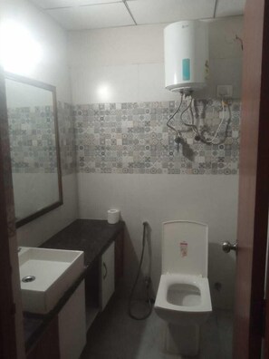 Habitación estándar | Baño | Regadera, pantuflas, toallas, jabón 
