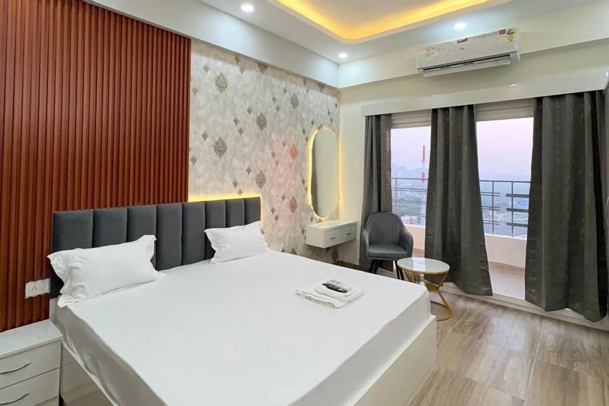 Habitación Premium, vista a la ciudad | Escritorio, espacio para trabajar con laptop y cortinas blackout