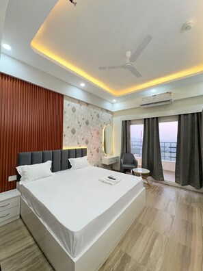 Habitación Premium, vista a la ciudad | Escritorio, espacio para trabajar con laptop y cortinas blackout 