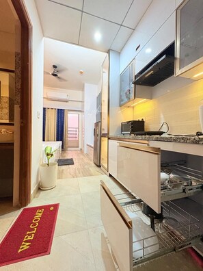 Habitación Deluxe, vista a la ciudad | Escritorio, espacio para trabajar con laptop y cortinas blackout 