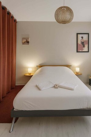3 bedrooms, desk, iron/ironing board, internet