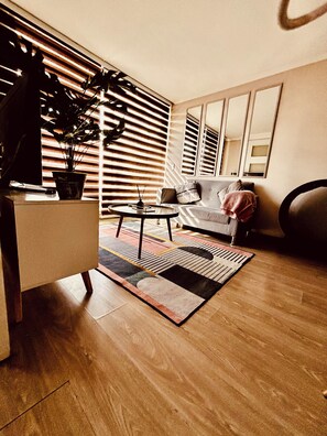 Living area - Intimate getaway in a centrally located apartment close to the Metro: swimming pool+WIFI+optional parking (San Miguel)