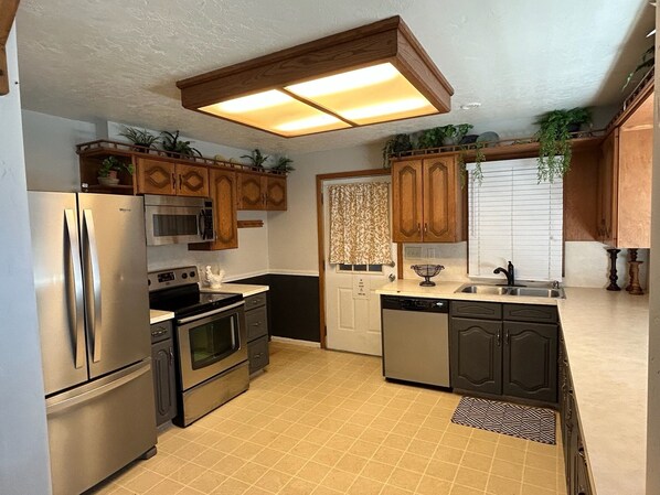 Microondas, horno, parrilla de estufa y lavavajillas