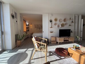 1 bedroom, WiFi, bed sheets - Waikiki Beach View Retreat ~ Steps to the Beach ~ Sleeps 5 ~ Free Parking (Honolulu)