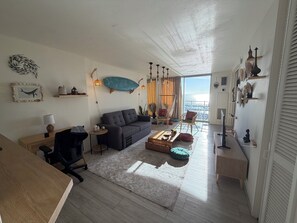 Living area - Waikiki Beach View Retreat ~ Steps to the Beach ~ Sleeps 5 ~ Free Parking (Honolulu)