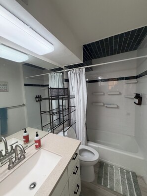 Hair dryer, bidet, towels, toilet paper - Waikiki Beach View Retreat ~ Steps to the Beach ~ Sleeps 5 ~ Free Parking (Honolulu)
