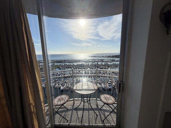 Interior - Waikiki Beach View Retreat ~ Steps to the Beach ~ Sleeps 5 ~ Free Parking (Honolulu)