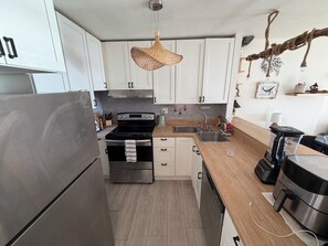 Private kitchen - Waikiki Beach View Retreat ~ Steps to the Beach ~ Sleeps 5 ~ Free Parking (Honolulu)