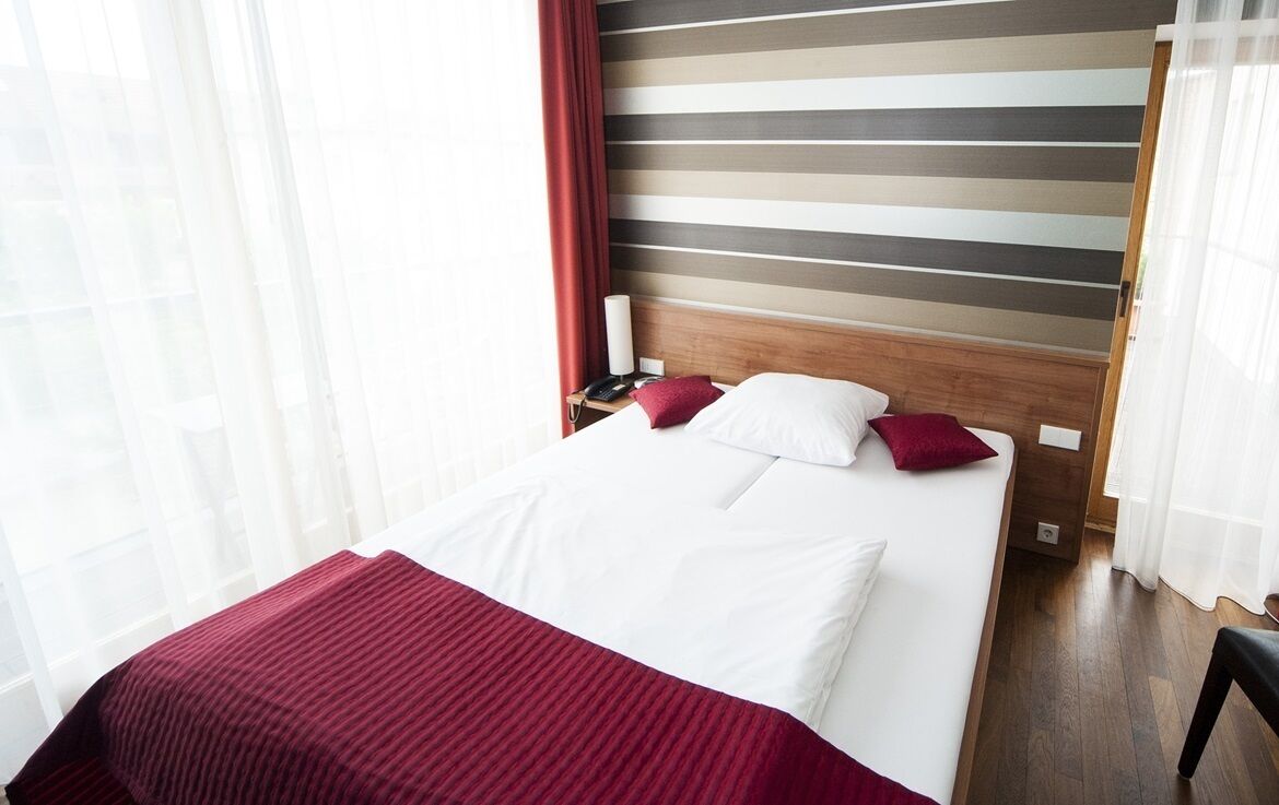 Standard-Doppelzimmer, Balkon, Blick auf den Innenhof | Zimmersafe, Schreibtisch, laptopgeeigneter Arbeitsplatz