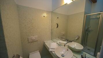 Comfort Double Room, City View | Bathroom | Hair dryer, towels, soap, shampoo