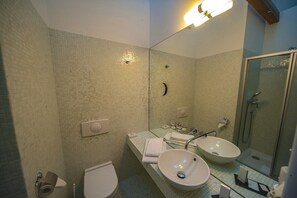 Habitación doble Confort, vista a la ciudad | Baño | Secadora de cabello, toallas, jabón, shampoo