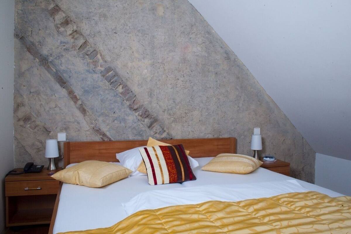 Estudio Confort, vista a la ciudad | Caja de seguridad en la habitación y escritorio