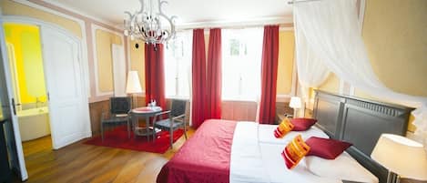 Chambre Confort double, vue sur la ville | Coffre-fort, bureau, espace de travail pour ordinateurs portables