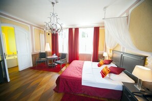 Habitación doble Confort, vista a la ciudad | Caja de seguridad en la habitación y escritorio