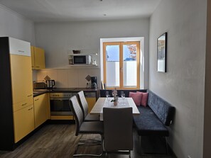 Frigorífic, microones, forn i placa de cuina 