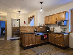 Microonde, forno, piano cottura, lavastoviglie