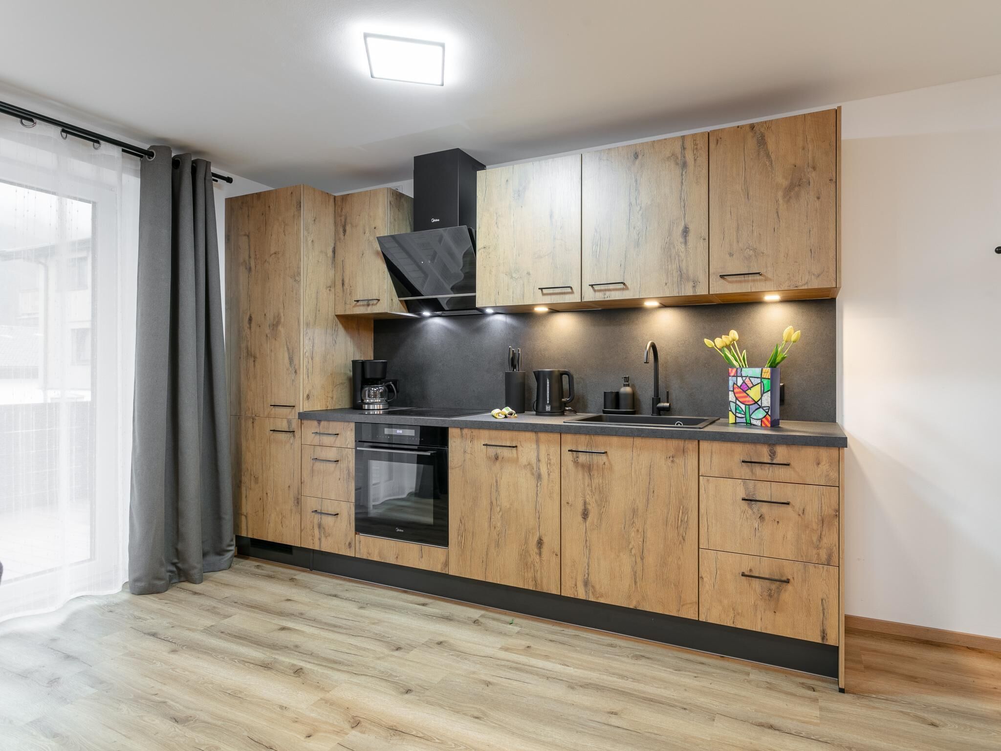 Fridge, oven, stovetop, coffee/tea maker