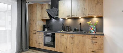 Fridge, oven, stovetop, coffee/tea maker