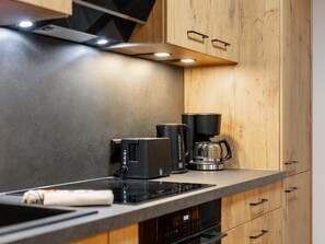 Refrigerador, horno, parrilla de estufa y cafetera y tetera 