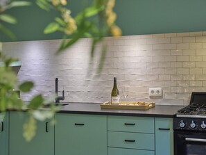 Coffee/tea maker, fridge, microwave, oven - Holiday home in Liereman nature reserve (Oud-Turnhout)