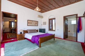 Desk, free WiFi, bed sheets - To Patriko - Historic 3 BR Home (Vori)
