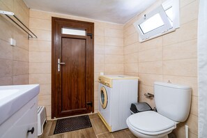 Shower, hair dryer, towels, toilet paper - To Patriko - Historic 3 BR Home (Vori)