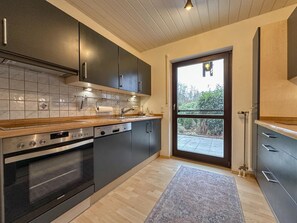 Fridge, oven, stovetop, dishwasher
