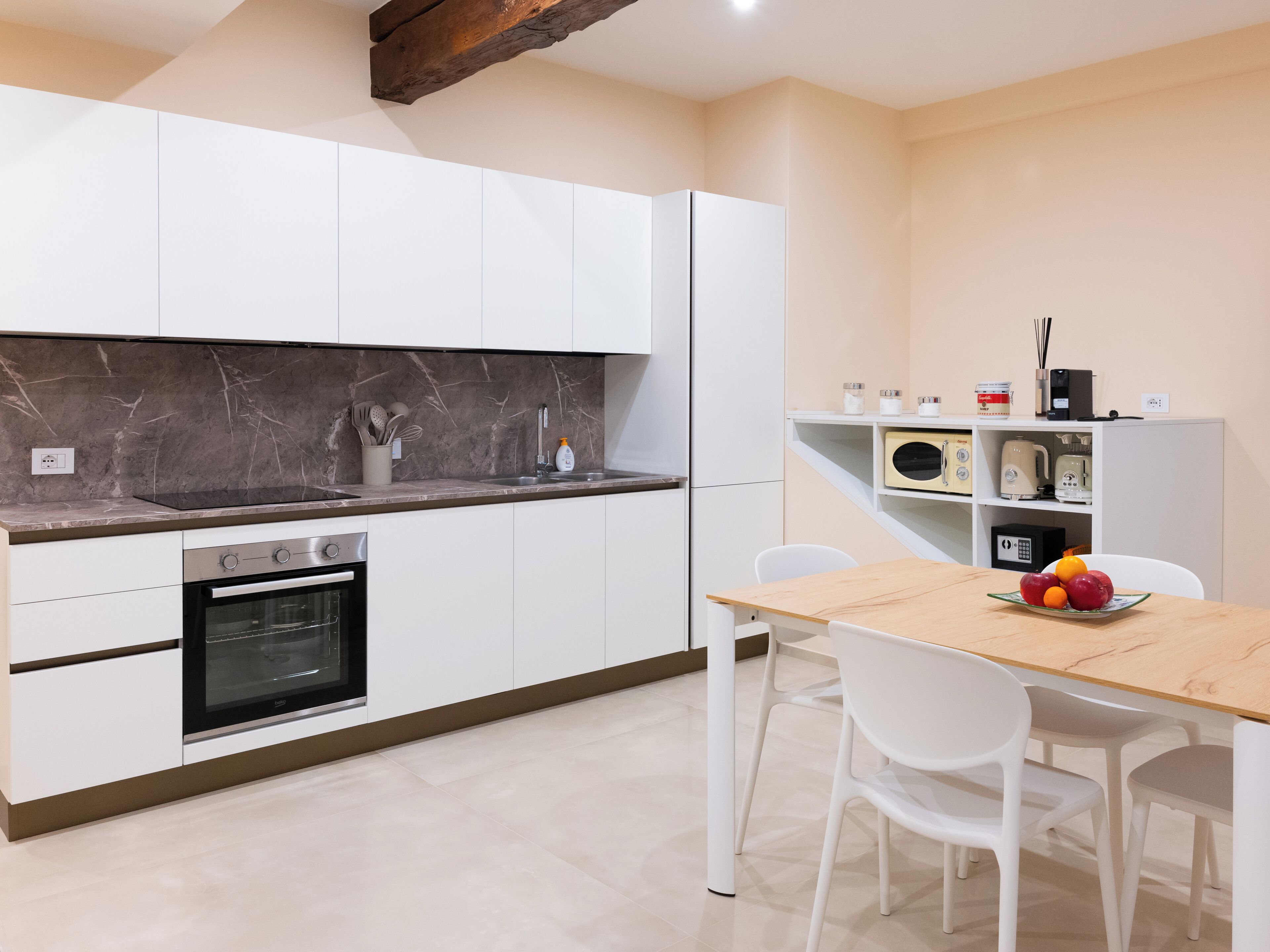 Frigorifero, microonde, forno, piano cottura