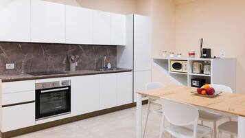 Frigorifero, microonde, forno, piano cottura