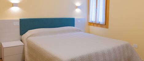 Caja de seguridad en la habitación y tabla de planchar con plancha