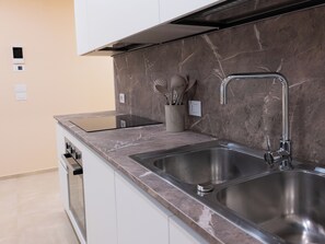 Een koelkast, een microgolfoven, een oven, een kookplaat