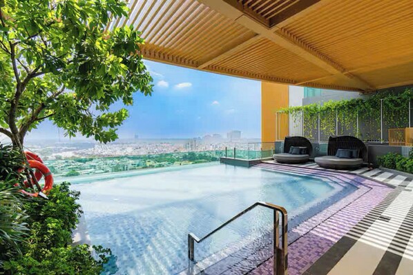 Outdoor pool - Zenith Luxstay Delasol Residence (Vinh Hoi)
