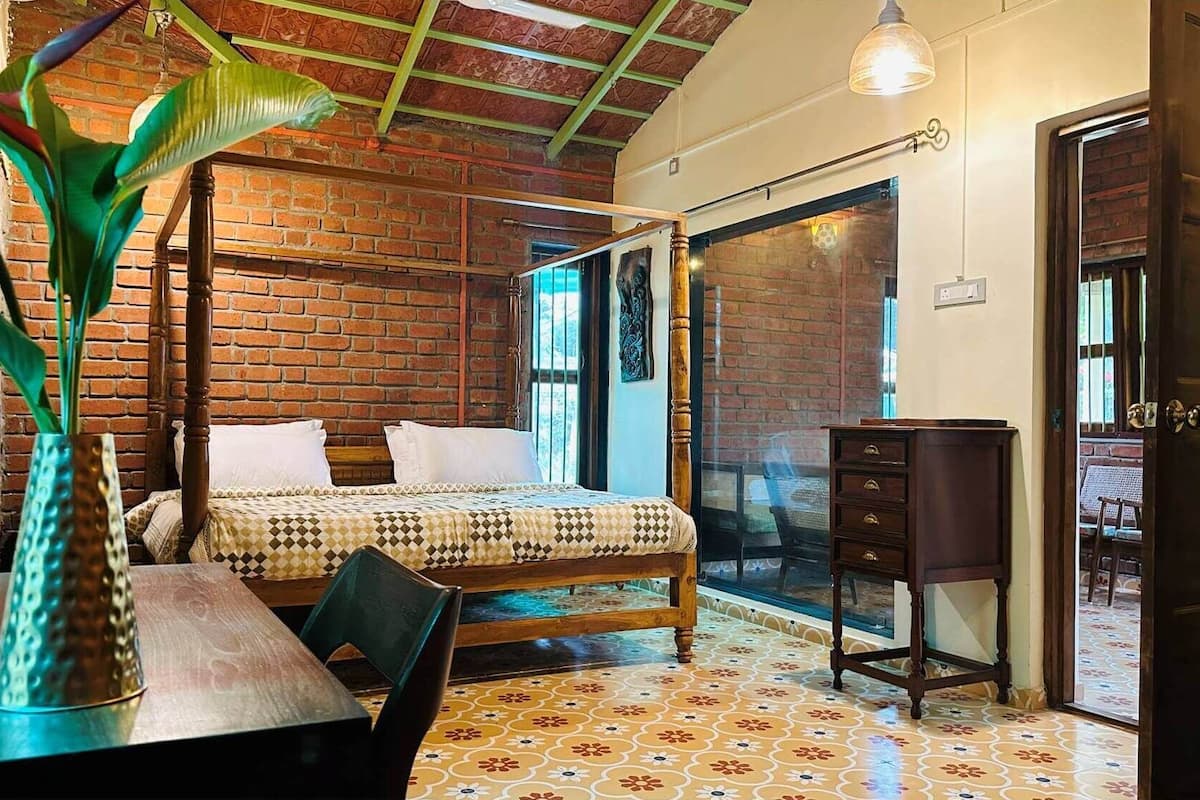 Suite superior, vista al jardín | Espacio para trabajar con laptop y wifi gratis